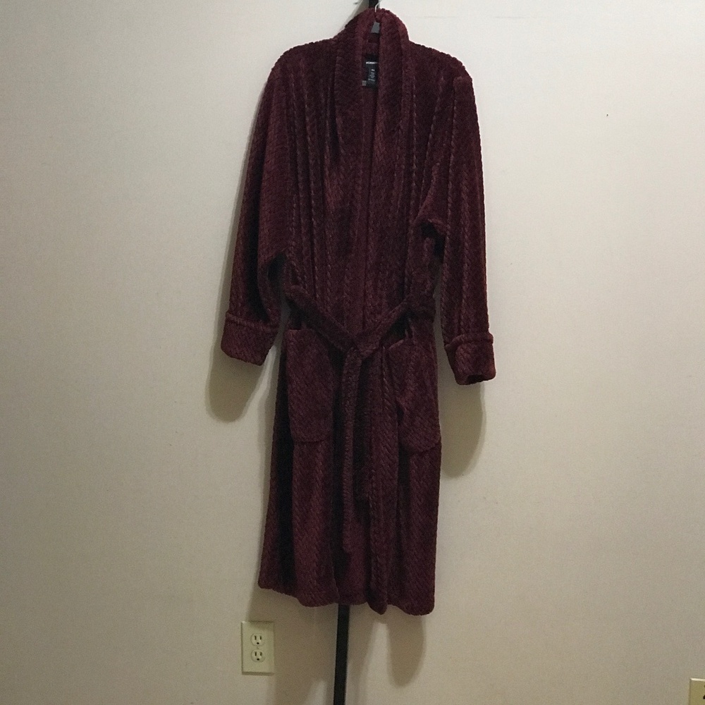 Nordstrom Plush Jacquard Robe in Burgundy Spice Size Medium/large .